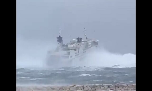 Βίντεο: Πλοίο στην Ιταλία παλεύει με τεράστια κύματα