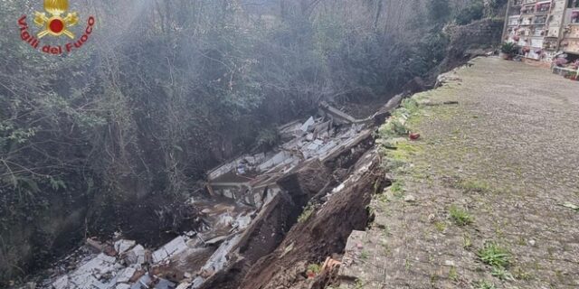 Κακοκαιρία στην Ιταλία: Φέρετρα και τεφροδόχοι κατέληξαν σε χαράδρα