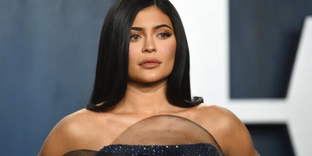 Kylie Jenner: Ποζάρει με μαύρο σουτιέν μετά τις φήμες περί χωρισμού της με τον Travis Scott
