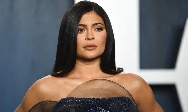 Kylie Jenner: Ποζάρει με μαύρο σουτιέν μετά τις φήμες περί χωρισμού της με τον Travis Scott