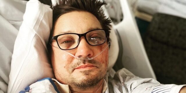 Jeremy Renner: Ανέβασε φωτογραφία μέσα από το νοσοκομείο – Το πρώτο μήνυμά του