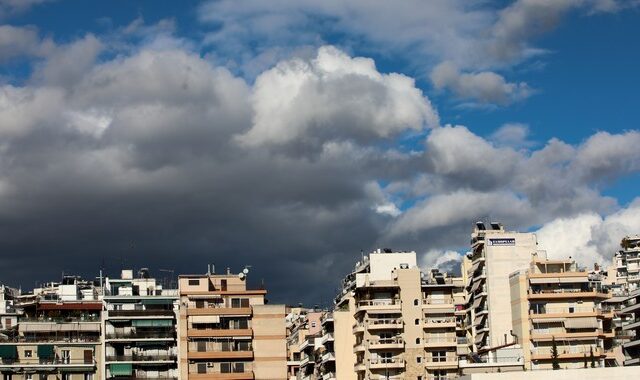 Καιρός Αθήνα: Τοπικές νεφώσεις με λίγες βροχές