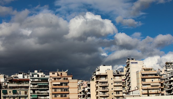 Καιρός Αθήνα: Τοπικές νεφώσεις με λίγες βροχές