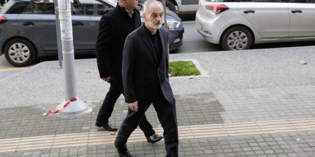 Πατέρας Άλκη Καμπανού: “Να ζητήσουν συγγνώμη μπροστά στο μνήμα του”