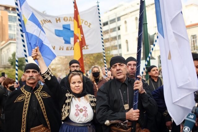 Κηδεία τέως βασιλιά Κωνσταντίνου: Ακόμα και με παραδοσιακές στολές το τελευταίο αντίο στη Μητρόπολη – Φωτογραφίες