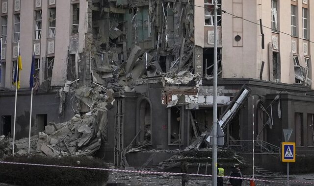 Ουκρανία: Πυραυλικές επιθέσεις και εκρήξεις στο Κίεβο – Πλήγματα σε υποδομές