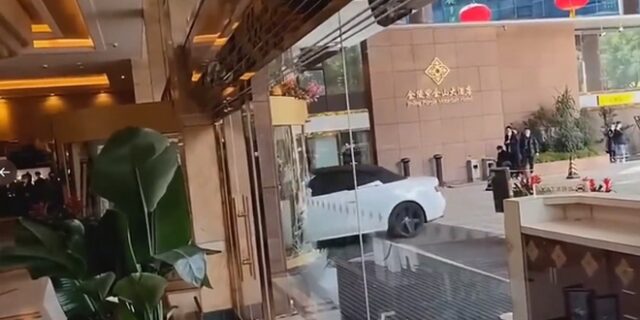 Κίνα: Εισέβαλε με το αυτοκίνητό του σε ξενοδοχείο ύστερα από καυγά με υπαλλήλους