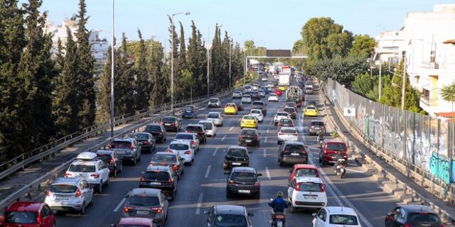 Κίνηση στους δρόμους: Καραμπόλα τεσσάρων αυτοκινήτων στον Κηφισό – Αδιανόητη ουρά 25 χιλιομέτρων