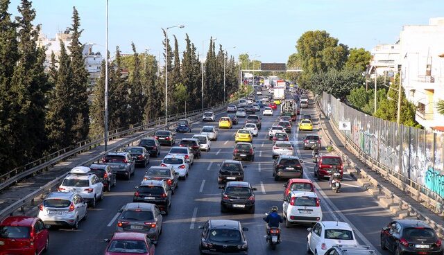 Κίνηση στους δρόμους: Καραμπόλα τεσσάρων αυτοκινήτων στον Κηφισό – Αδιανόητη ουρά 25 χιλιομέτρων