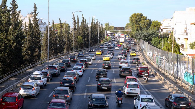 Κίνηση στους δρόμους: Καραμπόλα τεσσάρων αυτοκινήτων στον Κηφισό – Αδιανόητη ουρά 25 χιλιομέτρων