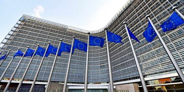 Κομισιόν: Καμπανάκι στην Ελλάδα για μη μεταφορά της ενωσιακής νομοθεσίας