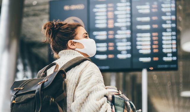 Κορονοϊός: Ο ΠΟΥ συστήνει τη χρήση μάσκας σε πτήσεις μεγάλης διάρκειας