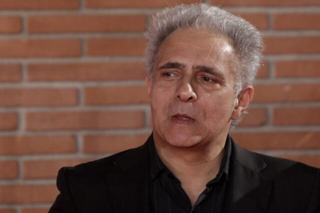 Χανίφ Κιουρέισι: Ο συγγραφέας νοσηλεύεται έπειτα από πτώση και “δεν ξέρει αν κάποια μέρα θα ξαναπερπατήσει”