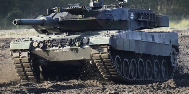 Handelsblatt: Έτοιμες να προμηθεύσουν με πάνω από 100 άρματα μάχης την Ουκρανία γερμανικές εταιρίες