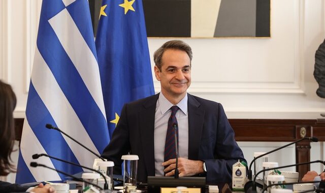 Συνέντευξη τύπου Μητσοτάκη τη Δευτέρα σε κλίμα προεκλογικών παροχών