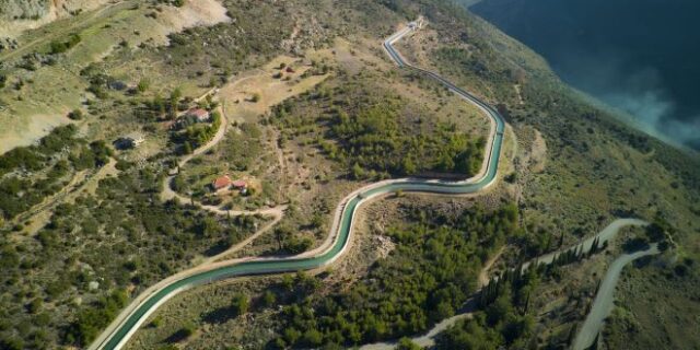 Ο δρόμος του νερού: Το εντυπωσιακό “γαλάζιο φίδι” που ξεδιψάει 4 εκατ. Αθηναίους