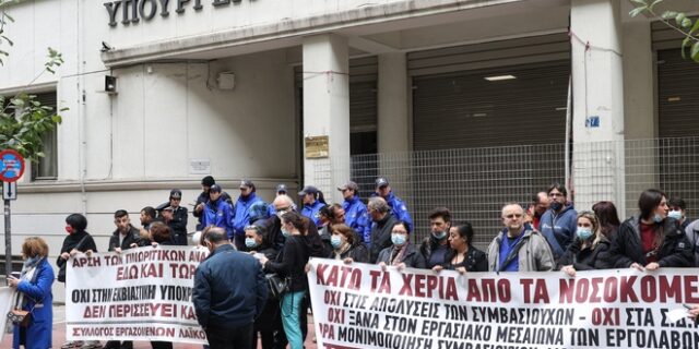 Στο χείλος του γκρεμού το ΕΣΥ – Γέννες με “ατομική ευθύνη” και διακομιδές σε καρότσα