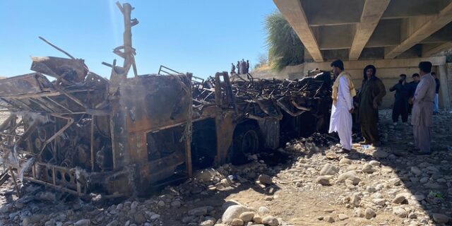 Πακιστάν: Τραγωδία με 41 νεκρούς σε τροχαίο – Λεωφορείο έπεσε σε χαράδρα και πήρε φωτιά