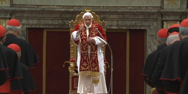 Πάπας Βενέδικτος: Τα κόκκινα παπούτσια του και ο κρυφός συμβολισμός