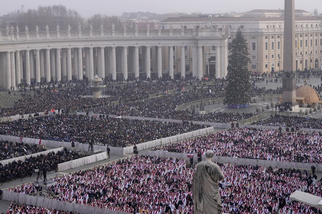 Πάπας Βενέδικτος: Χιλιάδες κόσμου στην κηδεία του – LIVE ΕΙΚΟΝΑ