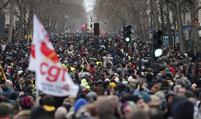 Παραλύει η Γαλλία: Δεύτερη πανεθνική απεργία ενάντια στο αντιλαϊκό σχέδιο Μακρόν για τις συντάξεις