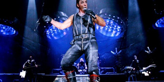 Rammstein: Κάποιος “βούτηξε” το άγαλμα του τραγουδιστή Τιλ Λίντεμαν μία ημέρα μετά την ανέγερσή του