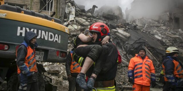 Ουκρανία: Στους 23 οι νεκροί από το ρωσικό σφυροκόπημα στο Ντνίπρο – “Θετικές” οι βλέψεις του Πούτιν