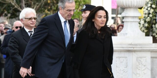 Κηδεία τέως βασιλιά Κωνσταντίνου: Η άφιξη του Αντώνη Σαμαρά – Θερμή υποδοχή από το πλήθος