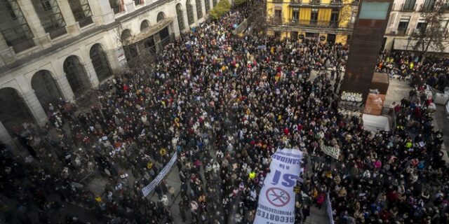 Ισπανία: Στους δρόμους χιλιάδες υγειονομικοί – Κατά της “καταστροφής του δημόσιου συστήματος υγείας”