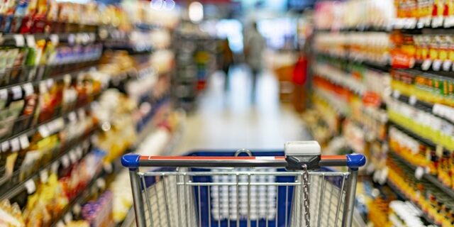 Ακρίβεια: Τρία “καλάθια” και το Market Pass – Τα “αναχώματα” της κυβέρνησης