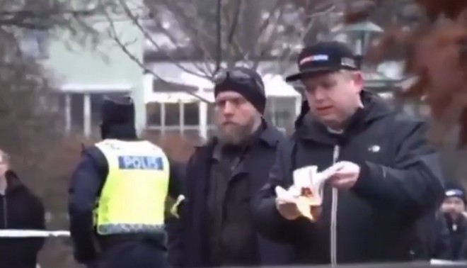Σουηδία: Έκαψαν το Κοράνι έξω από την τουρκική πρεσβεία – Για “έγκλημα μίσους” κάνει λόγο η Τουρκία