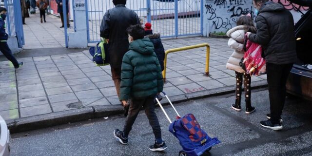 Επέστρεψαν στα σχολεία οι μαθητές – “Πονοκέφαλος” για ιώσεις και πανδημία, τι ισχύει με τις απουσίες