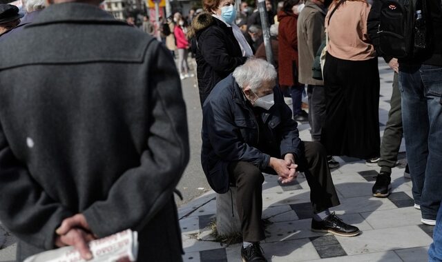 Συνταξιούχοι: Προεκλογική ρελάνς με νέες εξαγγελίες μετά τον αφανισμό των αυξήσεων λόγω “προσωπικής διαφοράς”