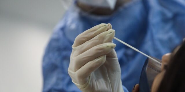 Τest Covid: Αυξάνεται η τιμή τους με καπέλο 6% στον ΦΠΑ