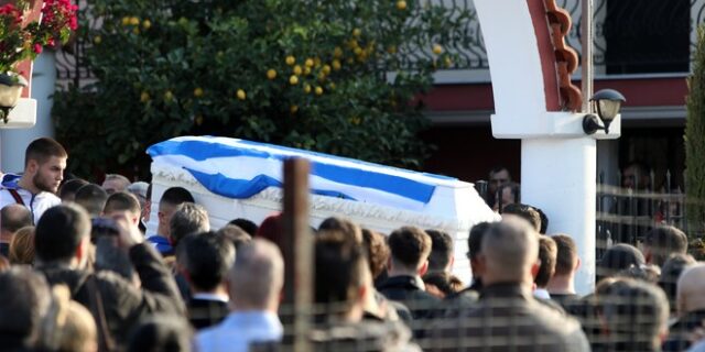 Βασίλης Τόπαλος: Με λευκά λουλούδια στα χέρια το τελευταίο “αντίο” στον 16χρονο