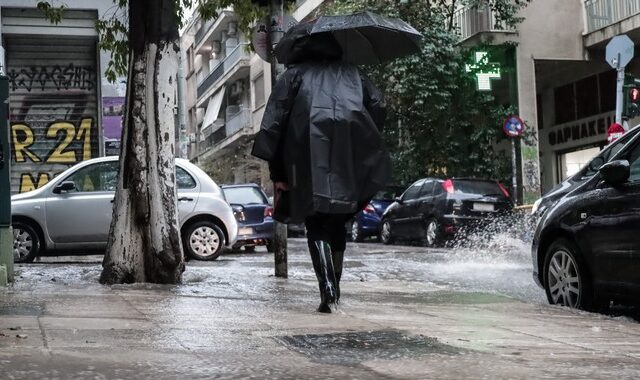 Κακοκαιρία – Εξάρχεια: Διακοπή κυκλοφορίας στην Χαριλάου Τρικούπη λόγω καθίζησης οδοστρώματος