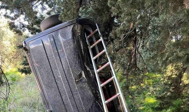 Χανιά: Αυτοκίνητο “κρεμάστηκε” σε δέντρο – Επιχείρηση για τον απεγκλωβισμό της 72χρονης οδηγού