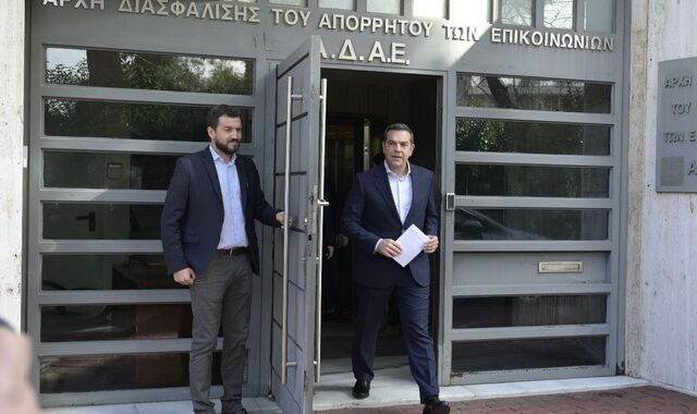 Τσίπρας στην ΑΔΑΕ: “Το φως της Δημοκρατίας νίκησε για άλλη μία φορά το σκοτάδι” – Βγήκε κρατώντας έναν φάκελο