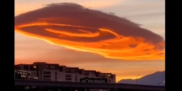 Σύννεφο “UFO” στον ουρανό της Προύσας – Εντυπωσιακές εικόνες