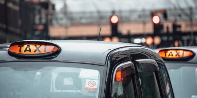 Μια ελληνική εταιρεία πιστοποιεί από ταξιτζήδες στο Λονδίνο μέχρι γιατρούς στην Κούβα