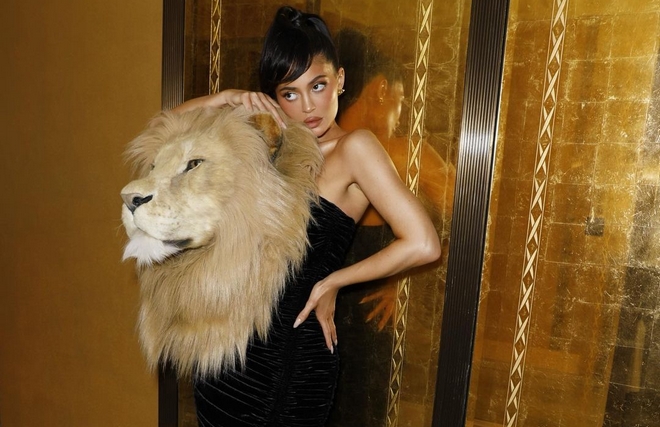 Kylie Jenner: Έκρηξη οργής στα social media για το κεφάλι λιονταριού που φόρεσε  – “Προωθείς το κυνήγι των ζώων”