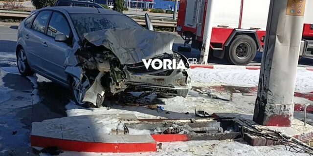 Τροχαίο στη Θεσσαλονίκη: Αυτοκίνητο “καρφώθηκε” σε βενζινάδικο – Στις φλόγες μία αντλία