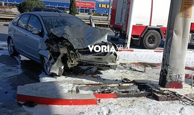 Τροχαίο στη Θεσσαλονίκη: Αυτοκίνητο “καρφώθηκε” σε βενζινάδικο – Στις φλόγες μία αντλία