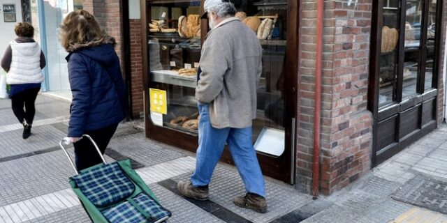Ευρωβαρόμετρο: Το κόστος ζωής τρομάζει τους Έλληνες