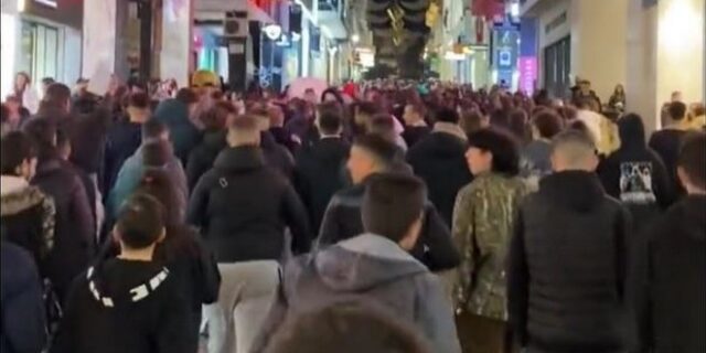 Andrew Tate: Νεαροί διαδήλωσαν στο Σύνταγμα υπέρ του μισογύνη που συνελήφθη για trafficking και βιασμό