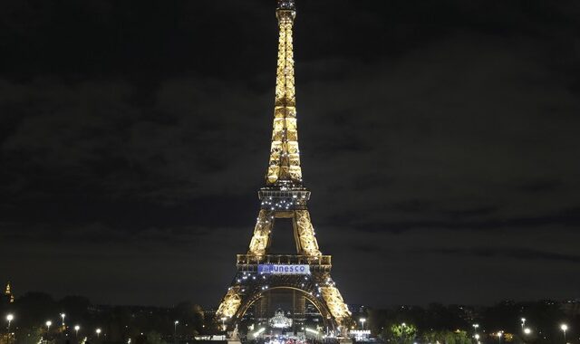 Παρίσι: Συγκλονιστικά μηνύματα στον Πύργο του Άιφελ για τις διαδηλώσεις στο Ιράν