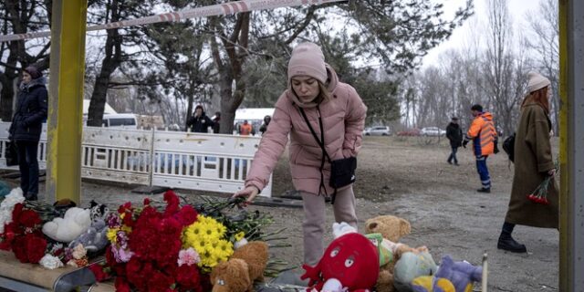 Ρωσία: Άφησαν λουλούδια για τα θύματα της Ντνίπρο σε μνημείο Ουκρανής ποιήτριας στη Μόσχα