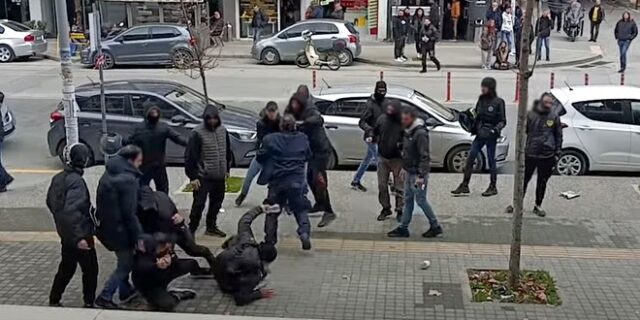 Άλκης Καμπανός: Ένταση μεταξύ οπαδών έξω από το δικαστήριο