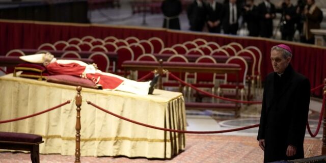 Πάπας Βενέδικτος: Σε λαϊκό προσκύνημα η σορός του – Ουρά 10.000 ανθρώπων στο Βατικανό