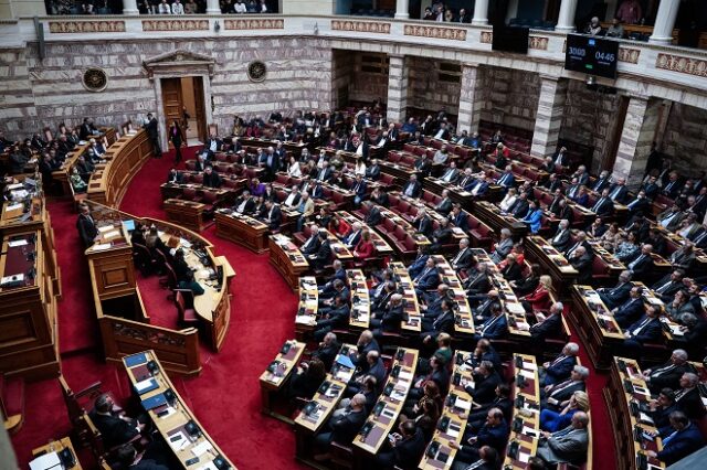 Πρόταση δυσπιστίας: Τριήμερη μάχη στη Βουλή με τις υποκλοπές στο επίκεντρο